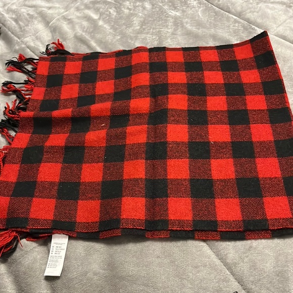 Black and red plaid scarf - Picture 1 of 1